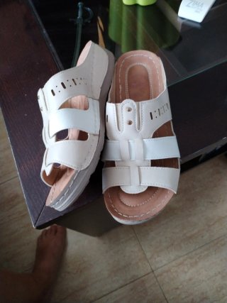 Sandalias Beige y Blancas Talla 36