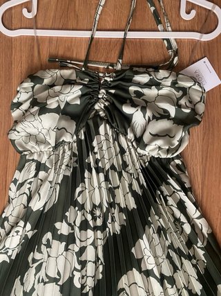 Vestido largo plisado floral satinado