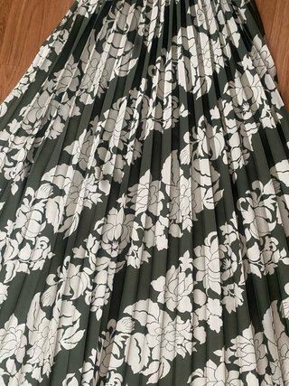 Vestido largo plisado floral satinado