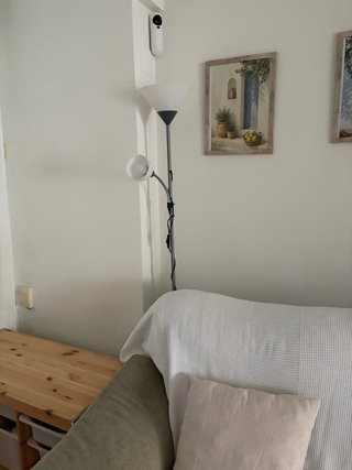 Lámpara de pie gris y blanca