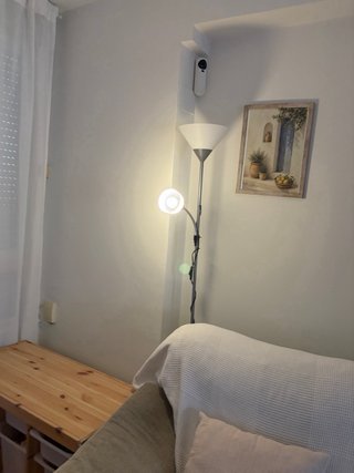 Lámpara de pie gris y blanca