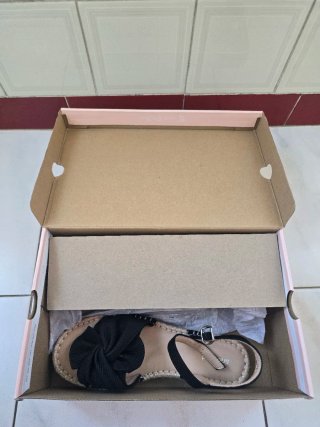 Sandalias negras con lazo