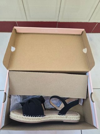 Sandalias negras con lazo