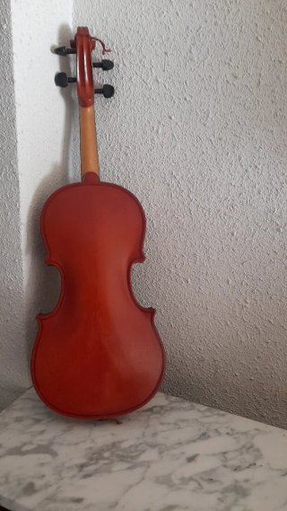 Violín decorativo con arco