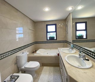 Casa adosada en venta en Los Arqueros-Puerto del Almendro en Benahavís