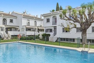 Casa adosada en venta en Nueva Andalucía centro en Marbella
