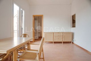 Piso en venta en El Camp de l'Arpa del Clot en Barcelona