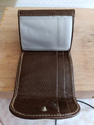 Monedero de piel marrón