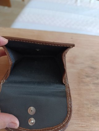 Monedero de piel marrón
