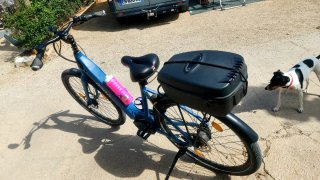 Bici Eléctrica Azul con Portabultos