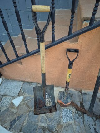 Herramientas de obra: palas y azada, marca bellota