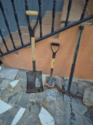 Herramientas de obra: palas y azada, marca bellota