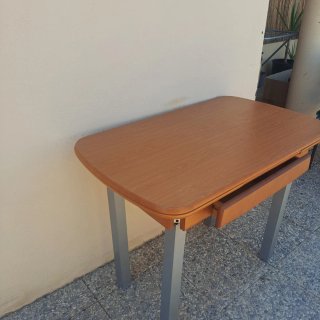 Mesa de madera y metal