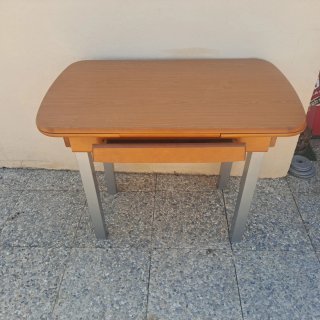 Mesa de madera y metal
