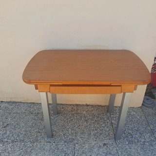 Mesa de madera y metal