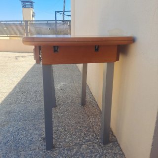 Mesa de madera y metal