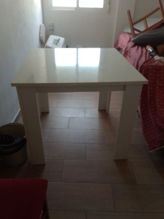 Mesa de comedor cuadrada blanca