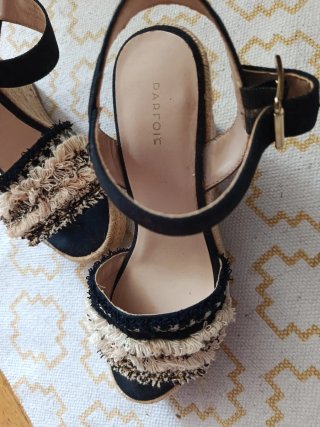 Sandalias cuña mujer beige y negro
