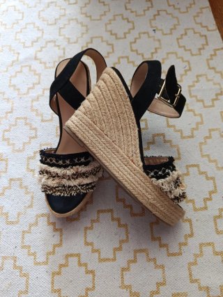 Sandalias cuña mujer beige y negro