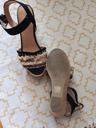 Sandalias cuña mujer beige y negro