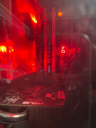 Torre Gaming Negra con Luces LED Rojas