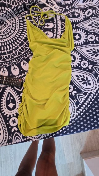 Vestido verde fruncido con tiras
