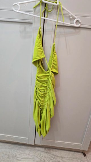 Vestido verde fruncido con tiras