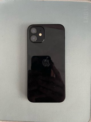 iPhone 12 con caja, funda y cargador
