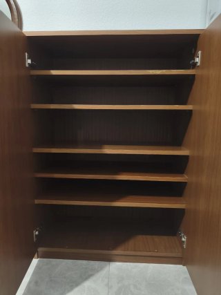 PARA RECOGER EN GETAFE. Zapatero de madera marrón