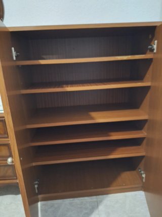 PARA RECOGER EN GETAFE. Zapatero de madera marrón