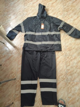Conjunto impermeable con reflectantes