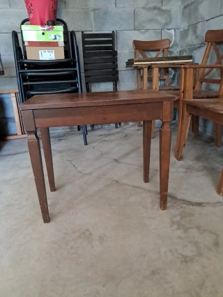 Mesa auxiliar de madera