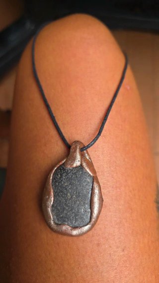 Collar con colgante de piedra