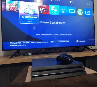 PS4 Pro 1TB + Comando Original + 7 jogos