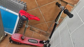 Patinete eléctrico con sillín rojo