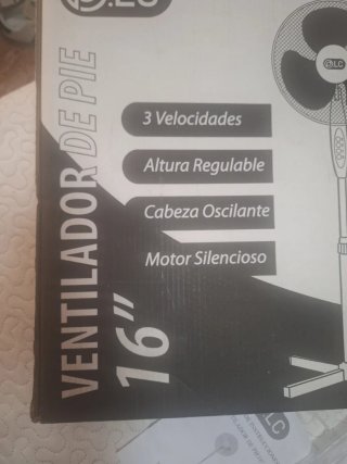 Ventilador blanco y gris