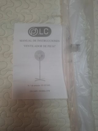 Ventilador blanco y gris