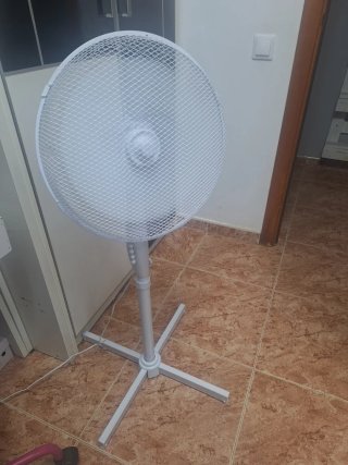 Ventilador blanco y gris
