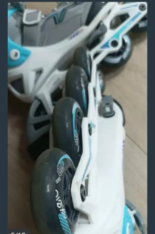 Patines en línea grises y azules