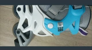 Patines en línea grises y azules
