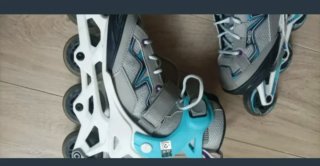 Patines en línea grises y azules