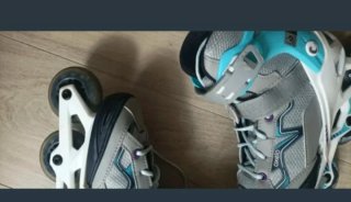 Patines en línea grises y azules