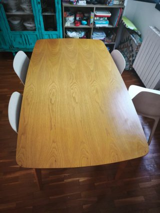 Mesa comedor y 4 sillas.