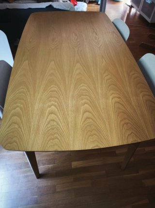 Mesa comedor y 4 sillas.