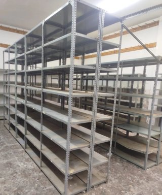 Estantería metálica gris