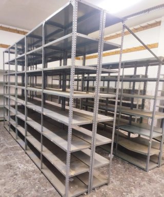 Estantería metálica gris