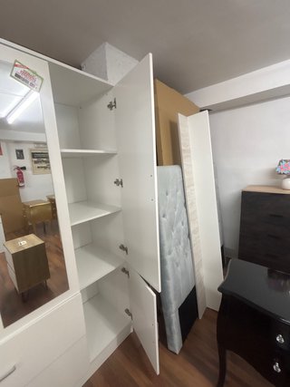 Armario blanco con puertas de cristal
