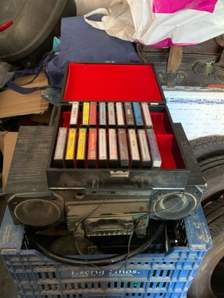 Radiocaset antiguo y 16 cintas de música