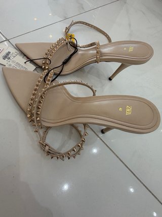 Sandalias Zara Talla 40 Beige Tachuelas