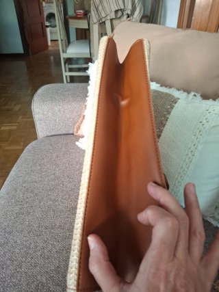 Bolso de mano beige y marrón
